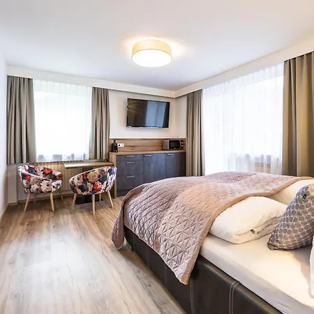 By Hofer Aparthotel *